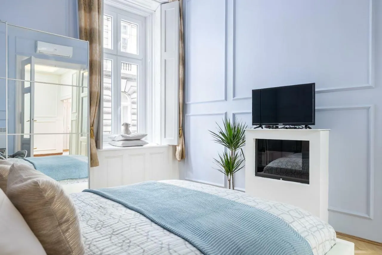 Kalvin Square Elite 4You With Sauna, Aircon, Ceiling Mirror Hotel Budapest Apartment